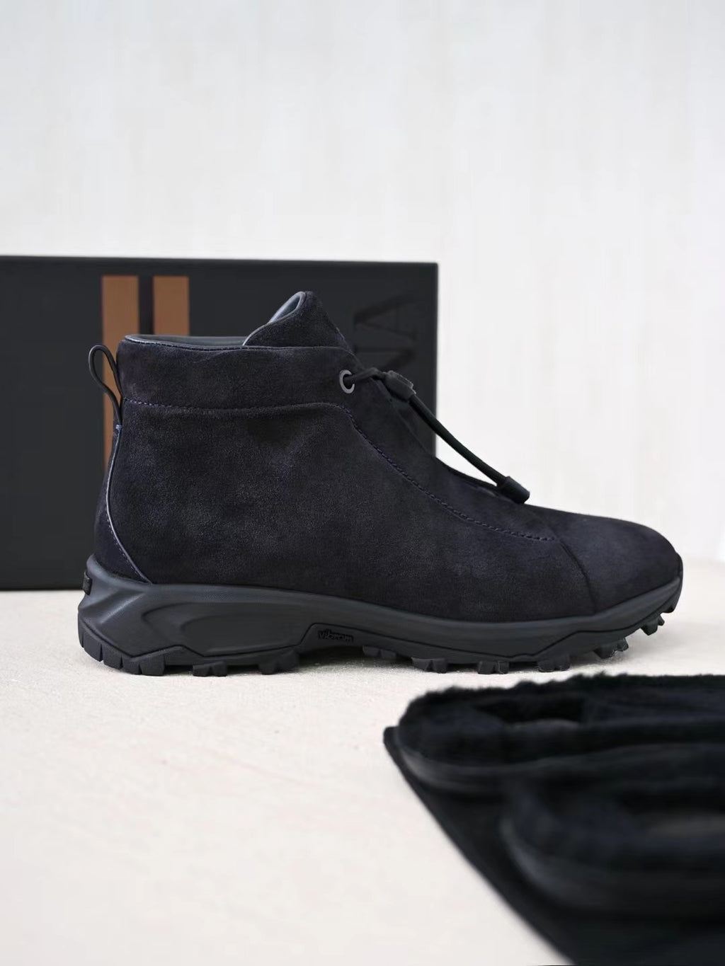 Zegna – Luxurioese Wildleder Boots in Schwarz mit robuster Profilsohle