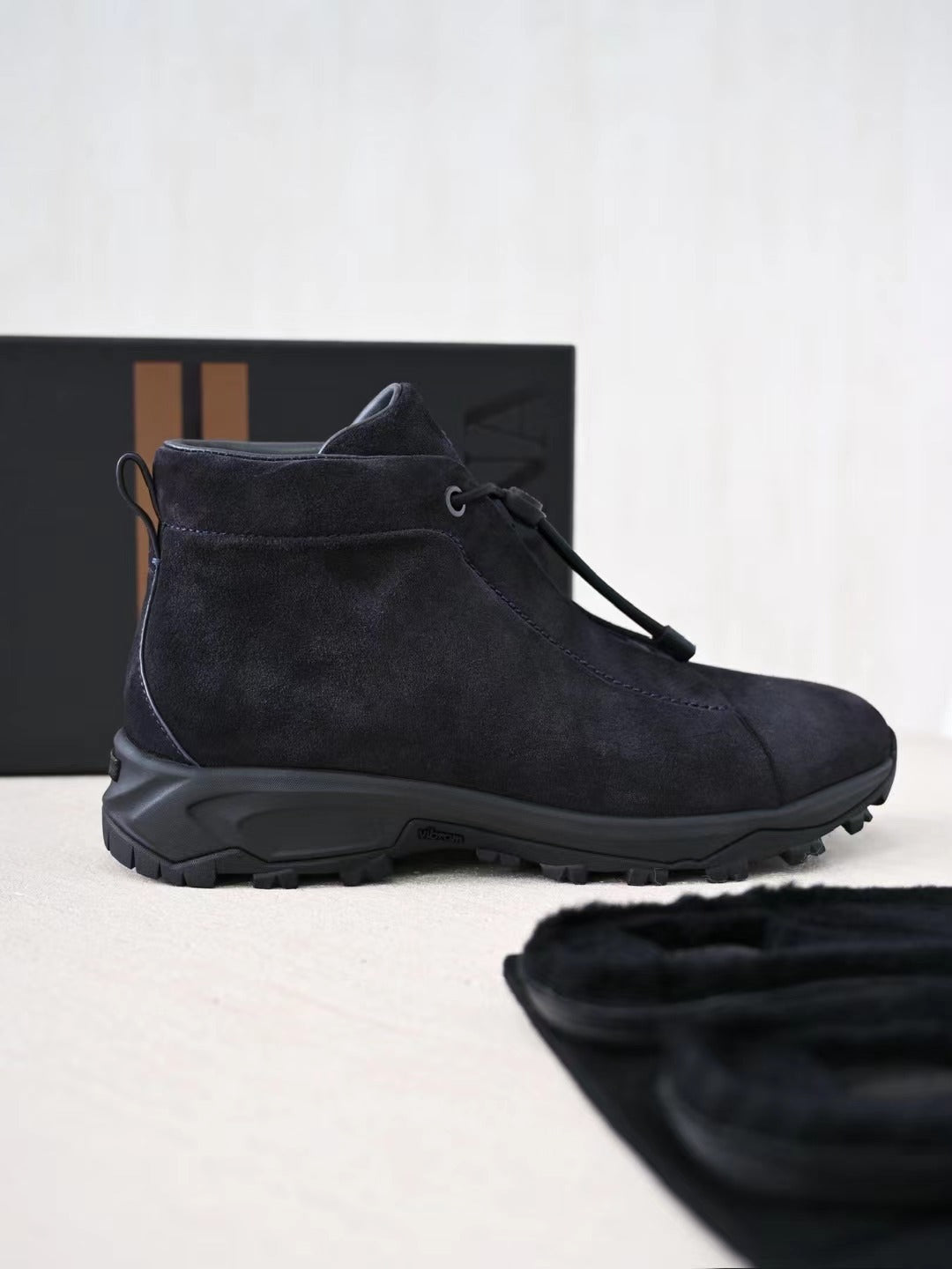Zegna – Luxurioese Wildleder Boots in Schwarz mit robuster Profilsohle