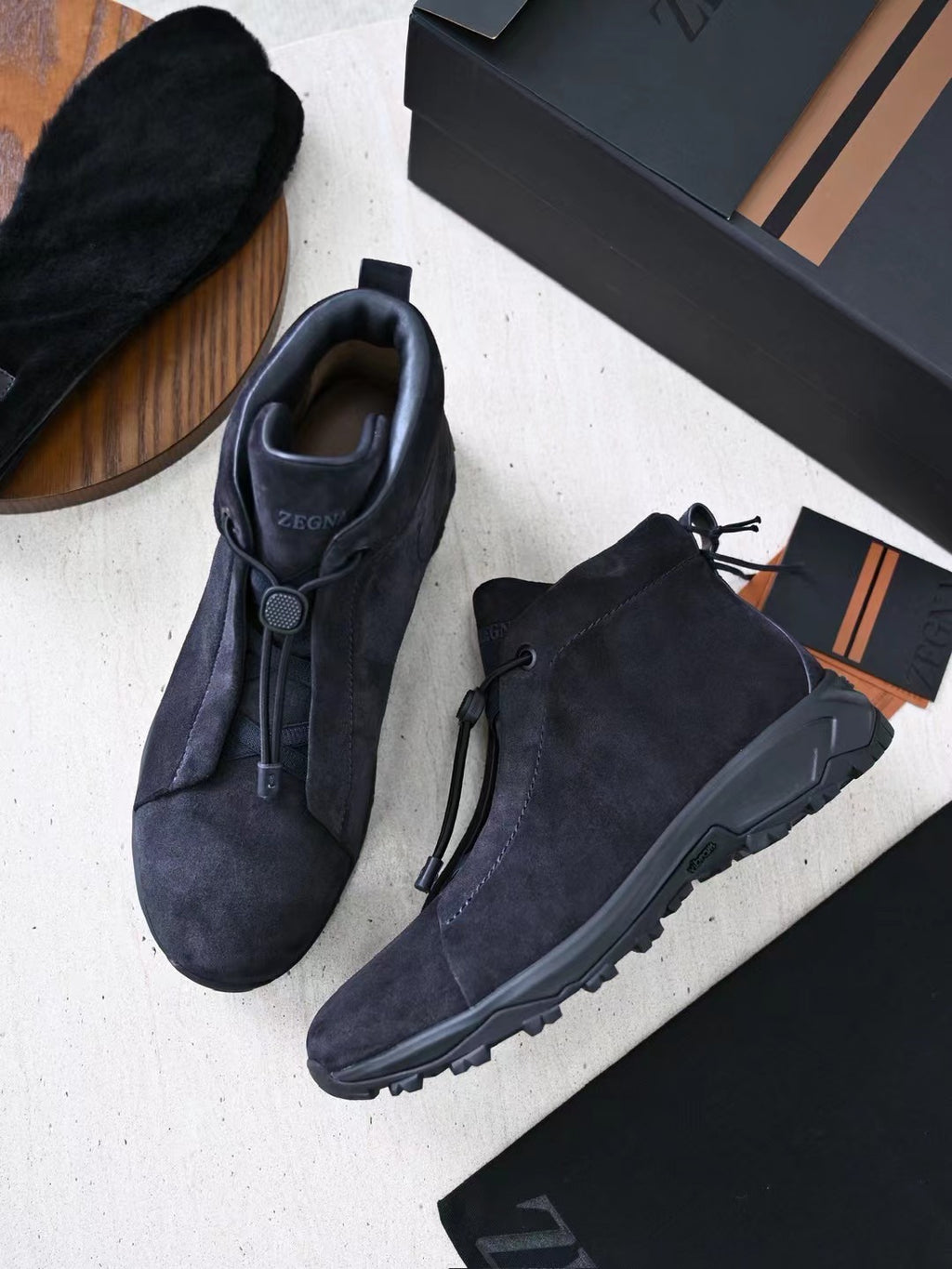 Zegna – Luxurioese Wildleder Boots in Schwarz mit robuster Profilsohle