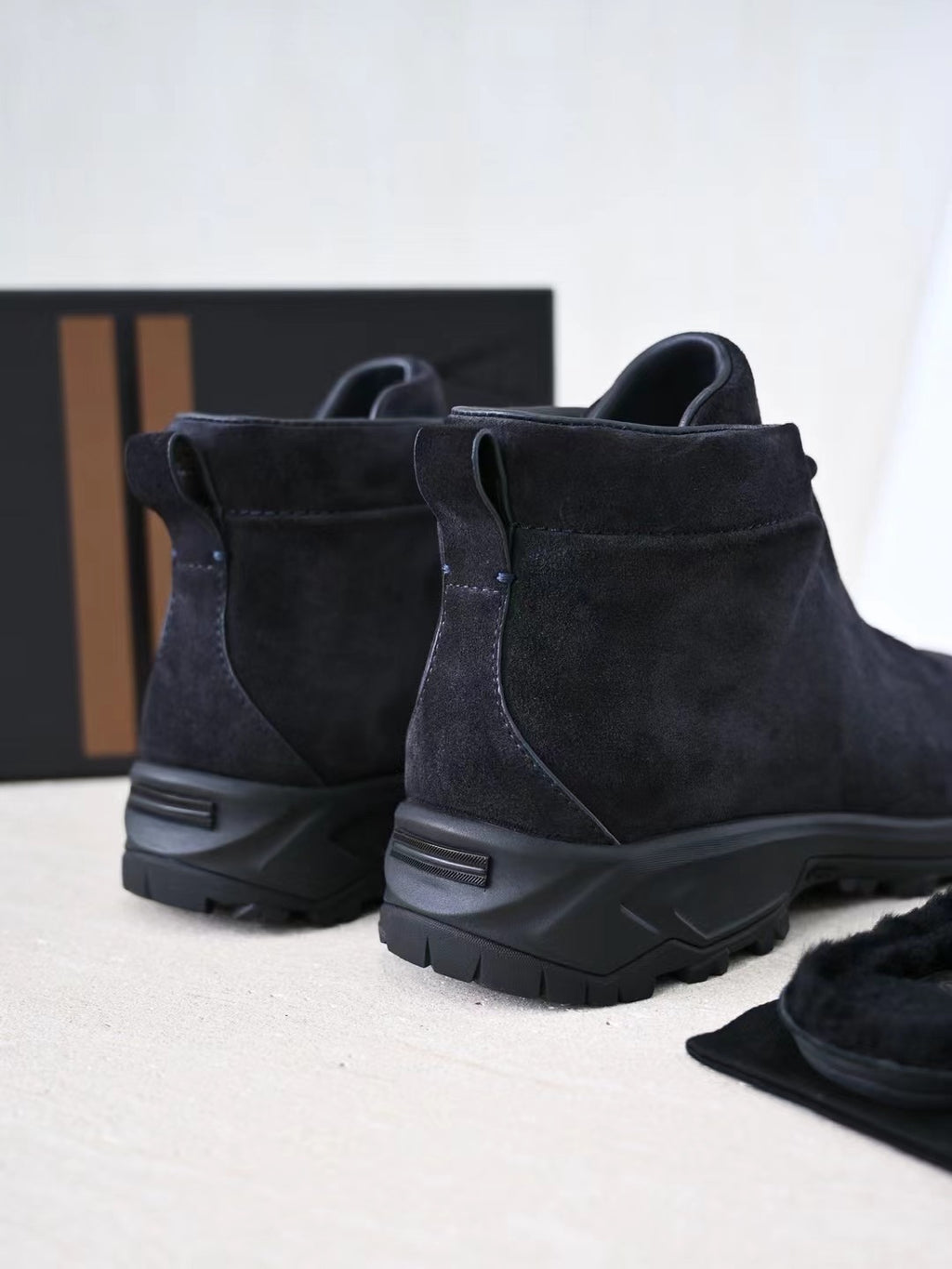 Zegna – Luxurioese Wildleder Boots in Schwarz mit robuster Profilsohle