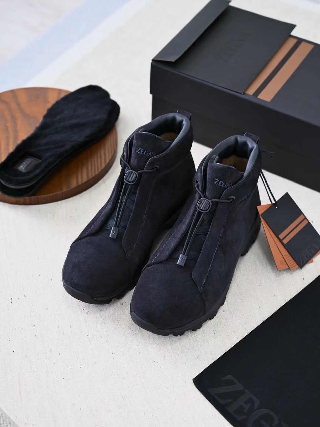 Zegna – Luxurioese Wildleder Boots in Schwarz mit robuster Profilsohle