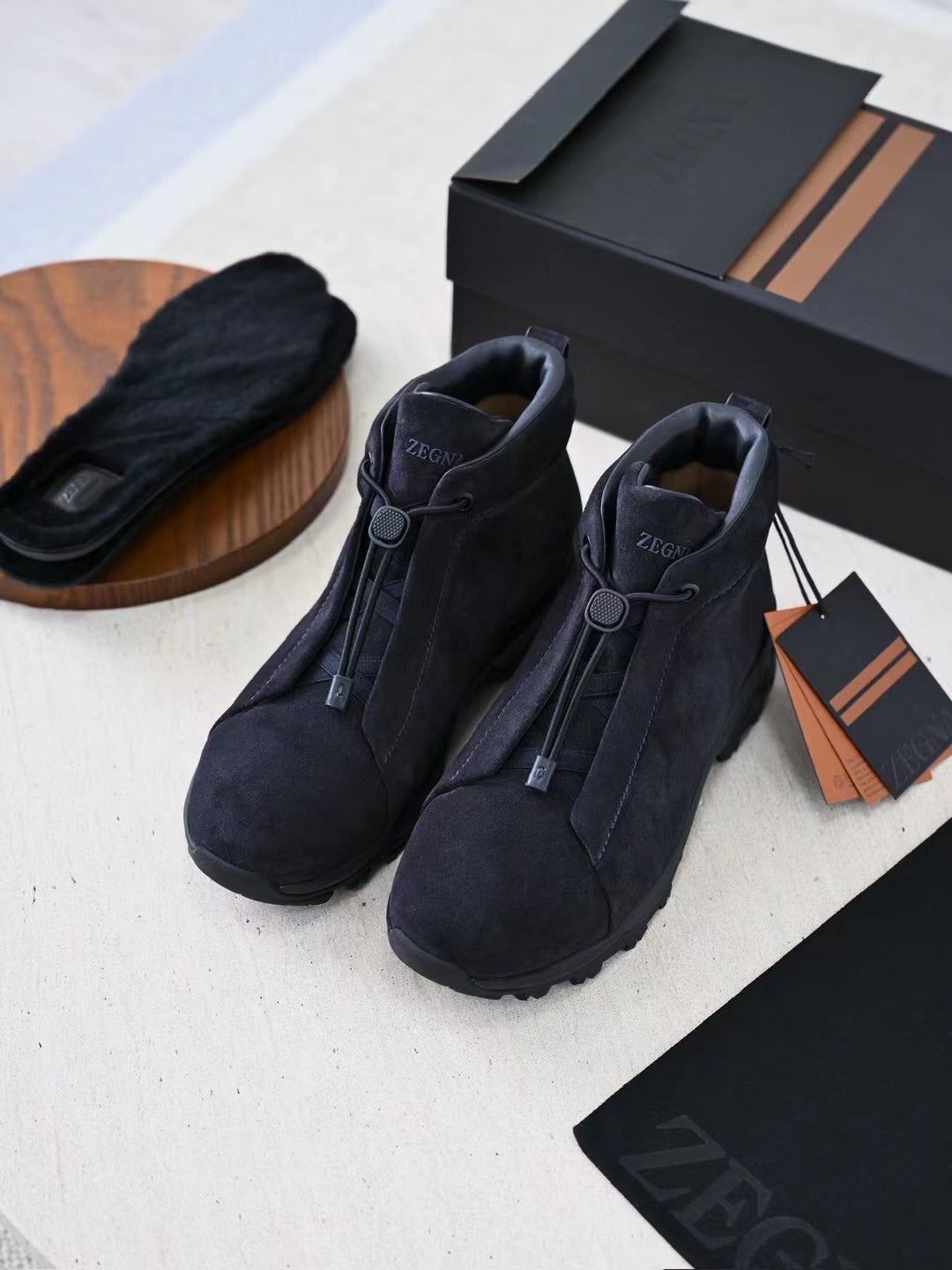 Zegna – Luxurioese Wildleder Boots in Schwarz mit robuster Profilsohle