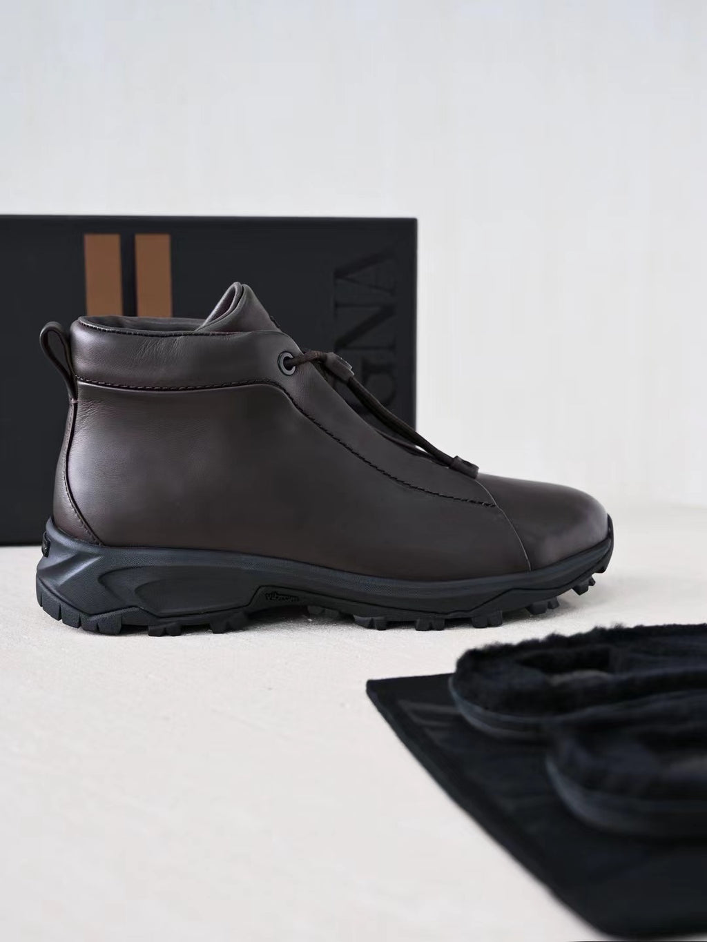 Zegna – Elegante Leder Boots in Dunkelbraun mit robuster Profilsohle