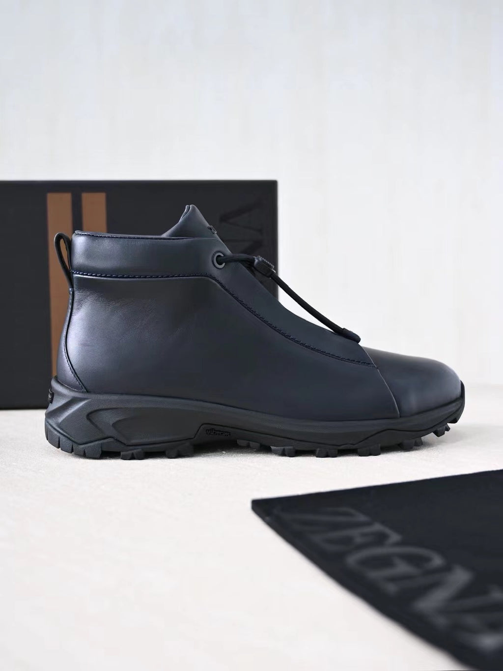 Zegna – Exklusive Leder Boots in Dunkelblau mit robuster Profilsohle