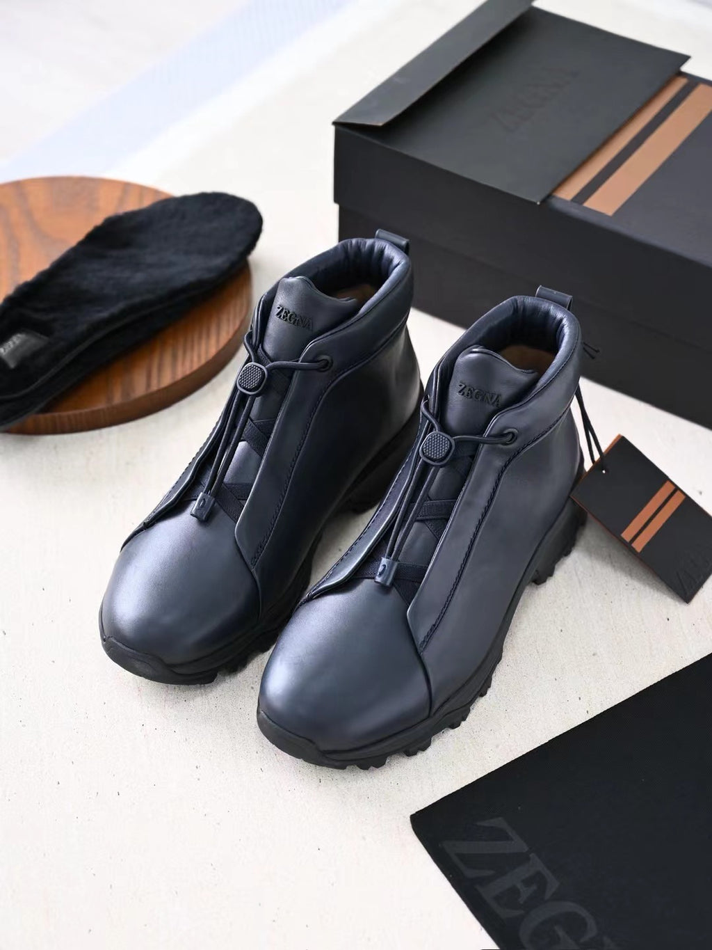 Zegna – Exklusive Leder Boots in Dunkelblau mit robuster Profilsohle
