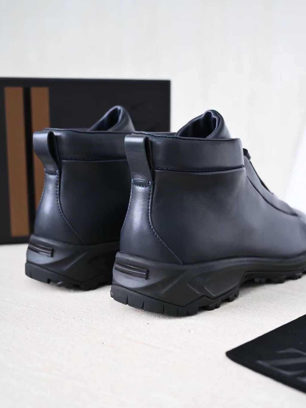 Zegna – Exklusive Leder Boots in Dunkelblau mit robuster Profilsohle