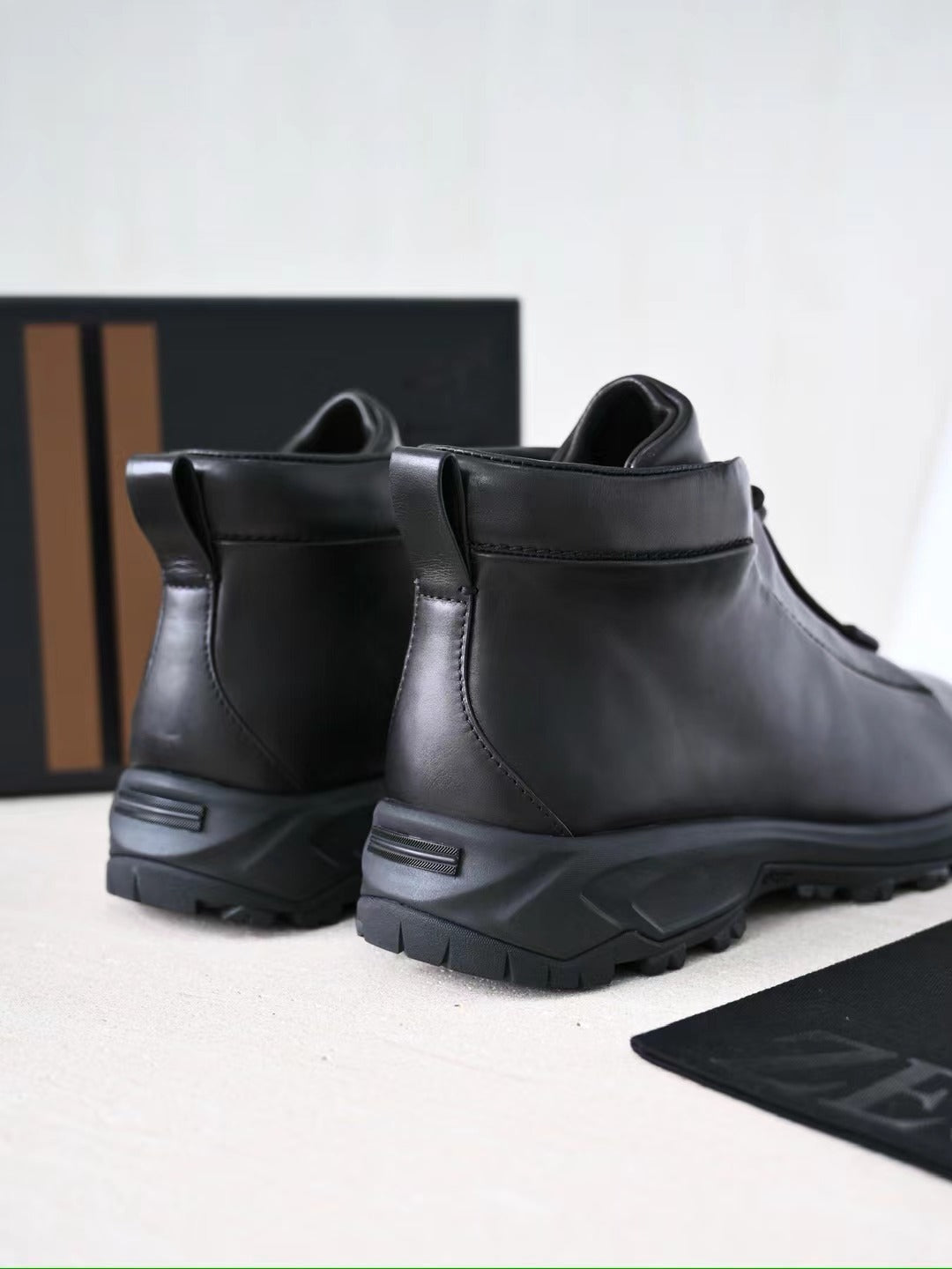 Zegna – Luxurioese Leder Boots in Schwarz mit robuster Profilsohle
