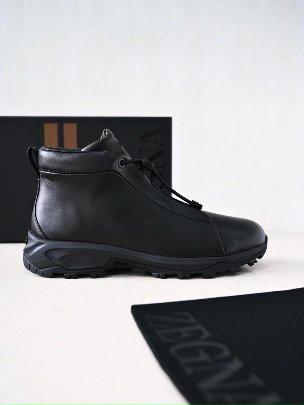 Zegna – Luxurioese Leder Boots in Schwarz mit robuster Profilsohle