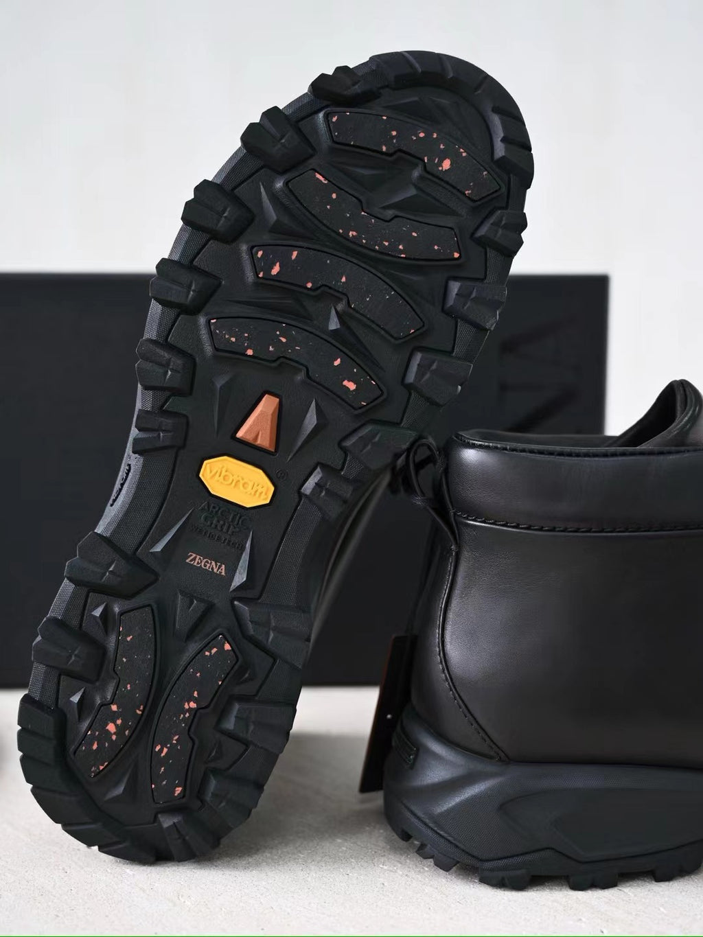 Zegna – Luxurioese Leder Boots in Schwarz mit robuster Profilsohle