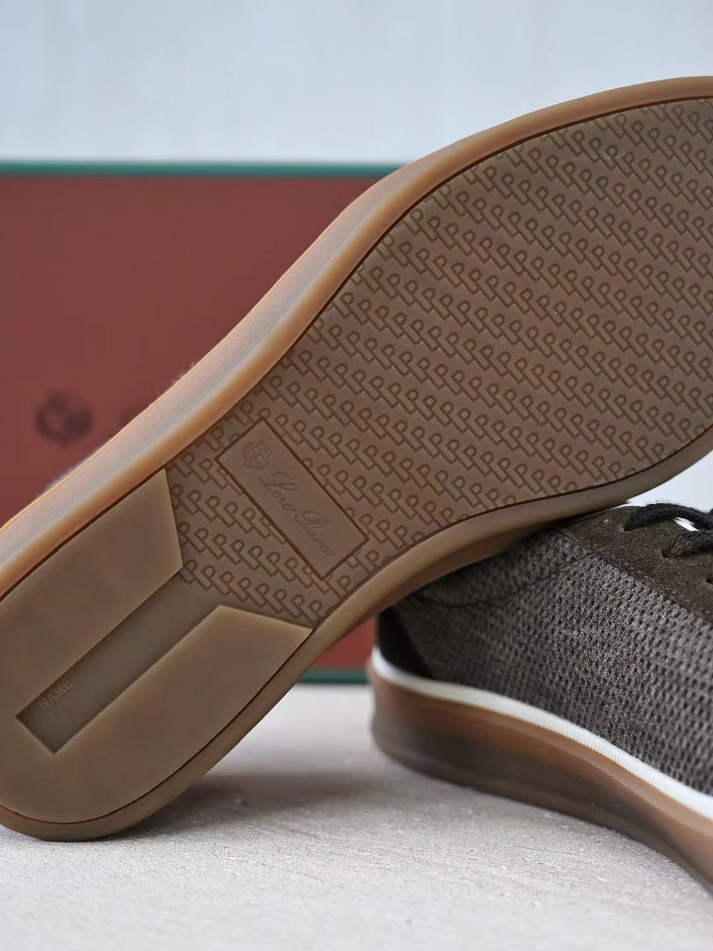 Loro Piana Herren Sneaker in Olivbraun – Leichte Freizeitschuhe mit Mesh