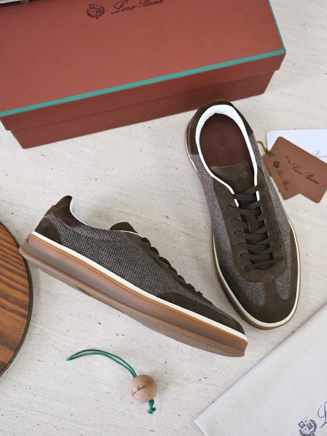 Loro Piana Herren Sneaker in Olivbraun – Leichte Freizeitschuhe mit Mesh