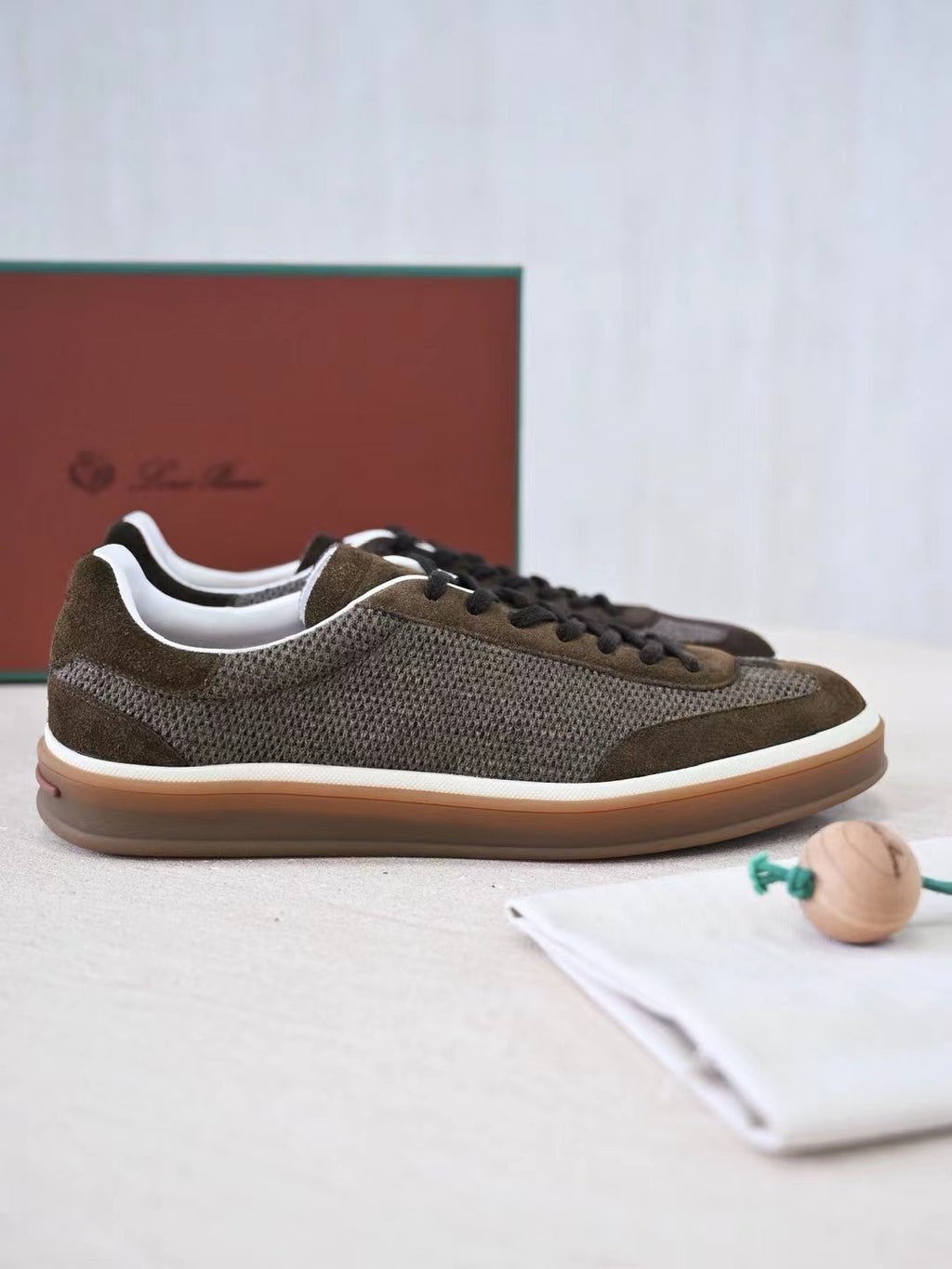 Loro Piana Herren Sneaker in Olivbraun – Leichte Freizeitschuhe mit Mesh