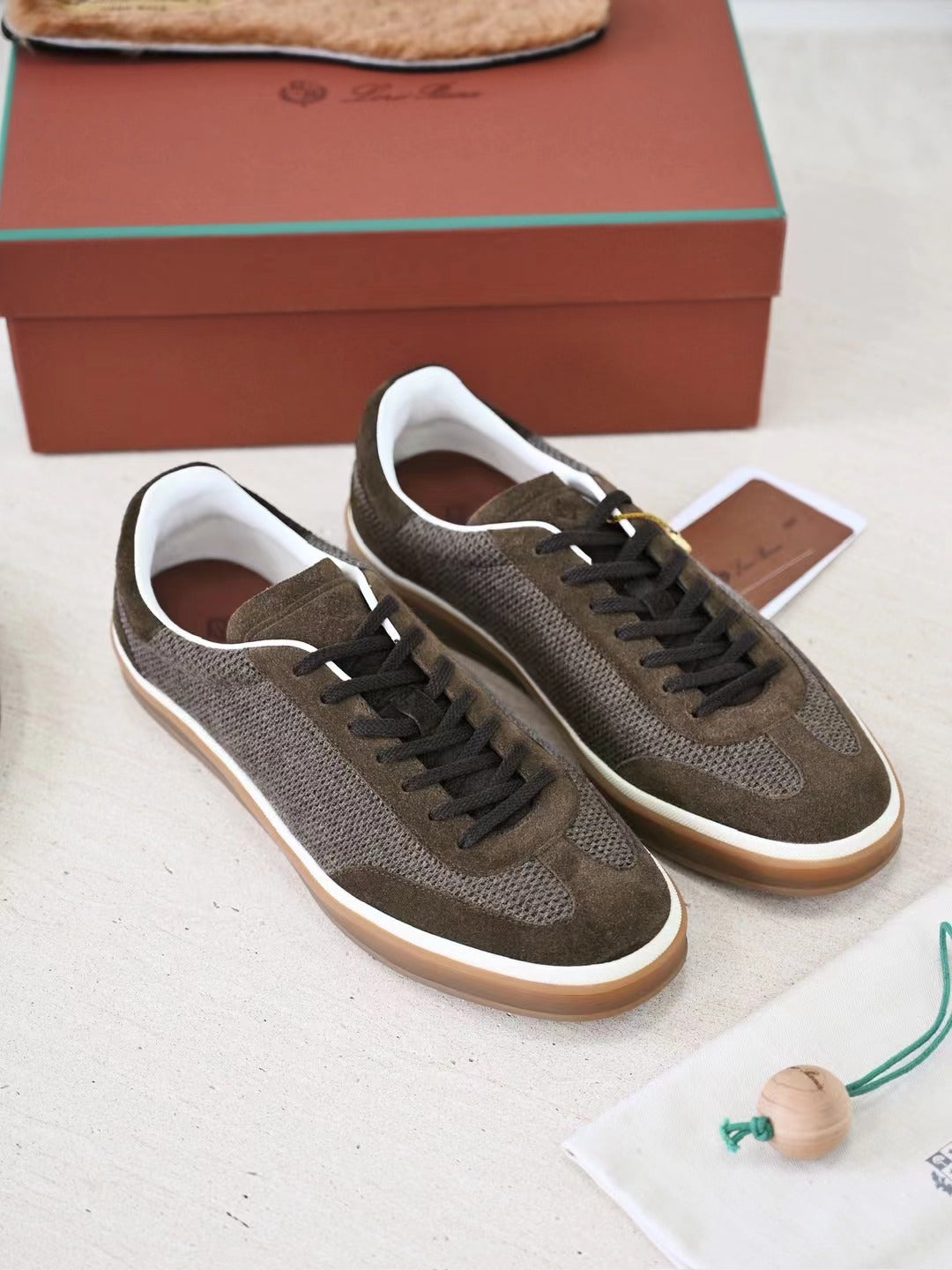 Loro Piana Herren Sneaker in Olivbraun – Leichte Freizeitschuhe mit Mesh