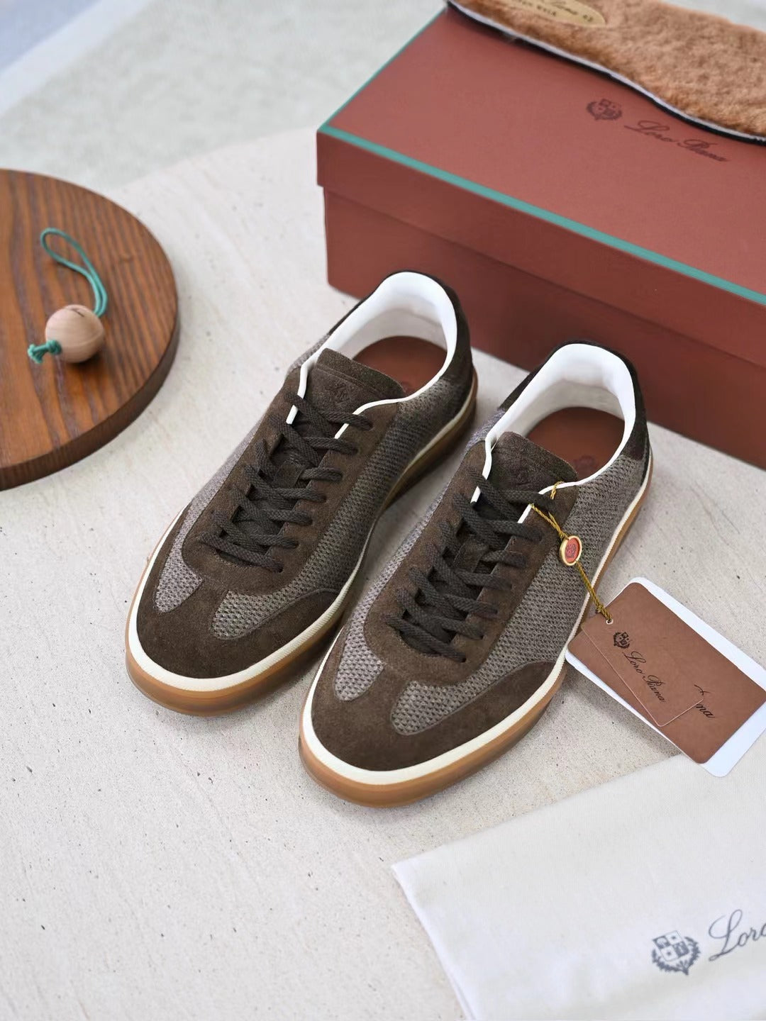 Loro Piana Herren Sneaker in Olivbraun – Leichte Freizeitschuhe mit Mesh