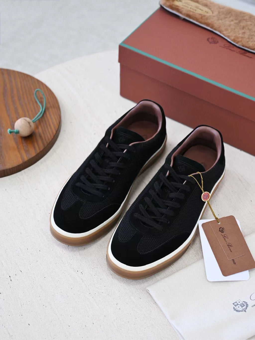 Loro Piana Herren Sneaker in Schwarz – Edle Freizeitschuhe mit Mesh- und Wildleder