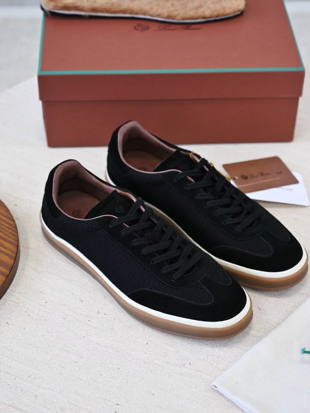 Loro Piana Herren Sneaker in Schwarz – Edle Freizeitschuhe mit Mesh- und Wildleder