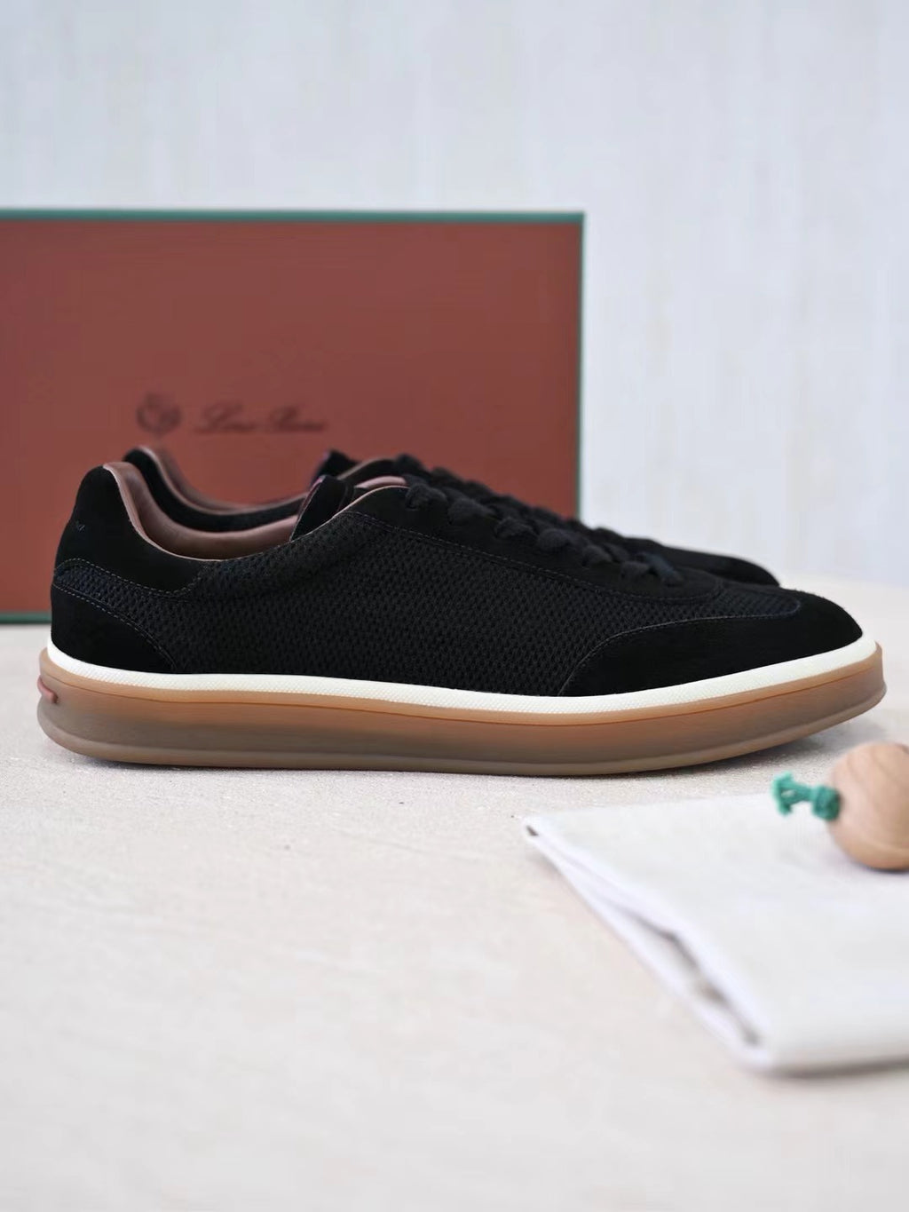 Loro Piana Herren Sneaker in Schwarz – Edle Freizeitschuhe mit Mesh- und Wildleder