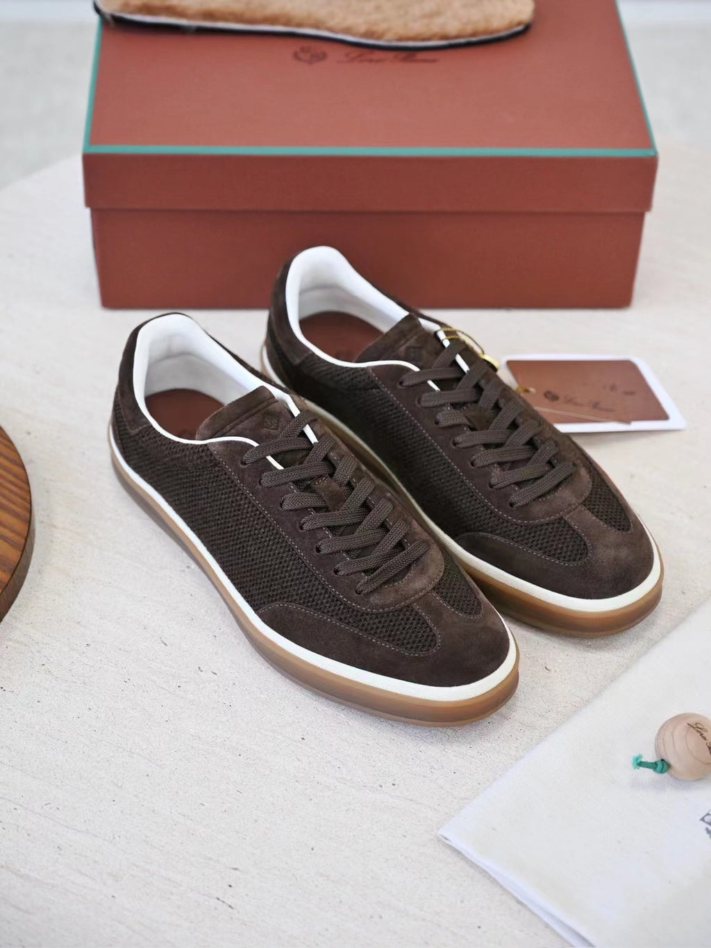 Loro Piana Herren Sneaker in Dunkelbraun – Leichte Freizeitschuhe mit Mesh