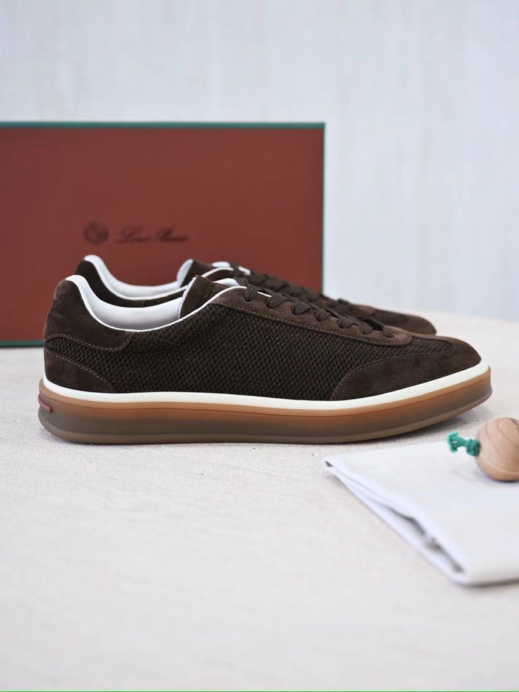 Loro Piana Herren Sneaker in Dunkelbraun – Leichte Freizeitschuhe mit Mesh