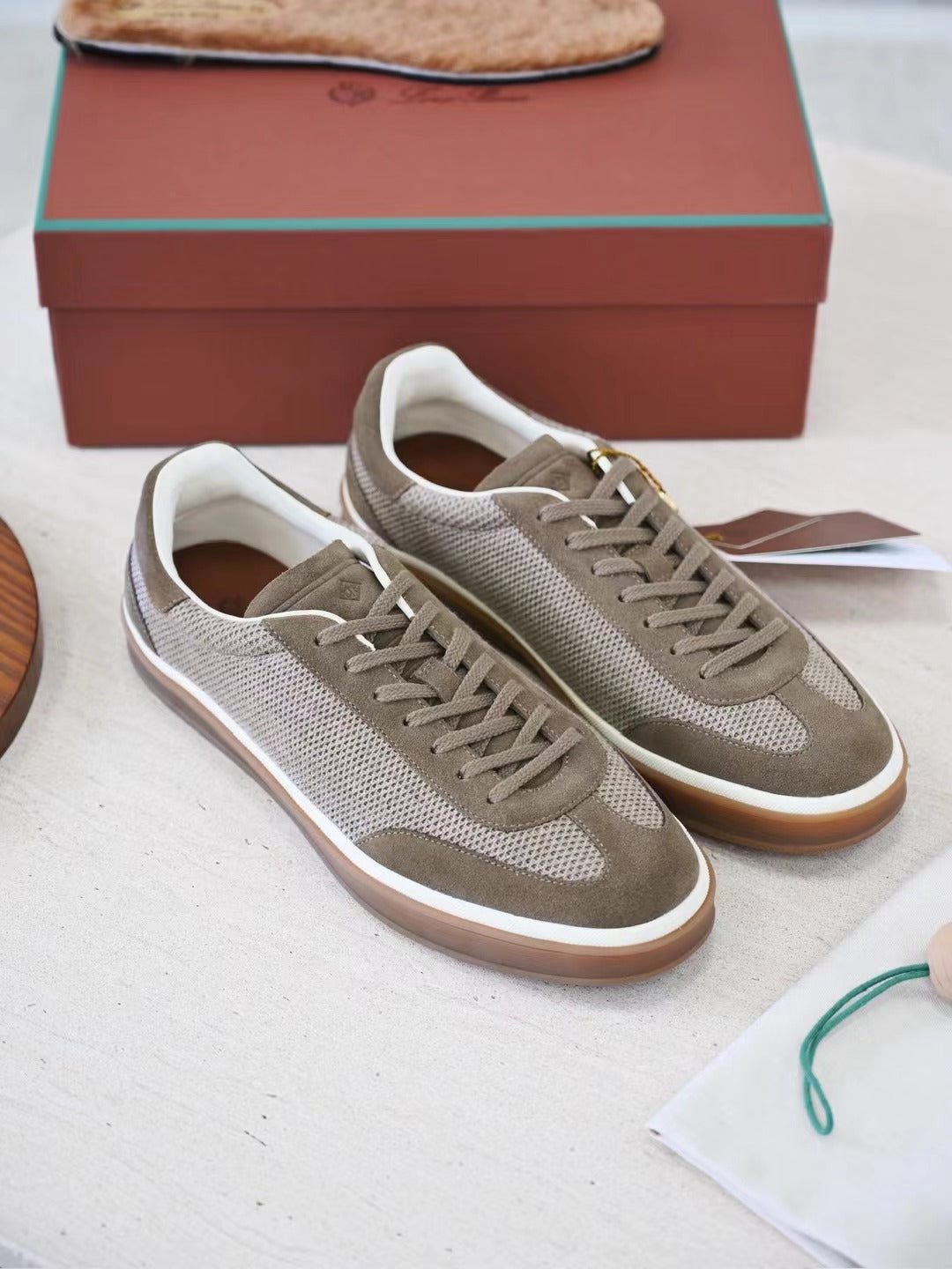 Loro Piana Herren Sneaker in Braun-Gruen – Leichte Freizeitschuhe mit Mesh-Obermaterial