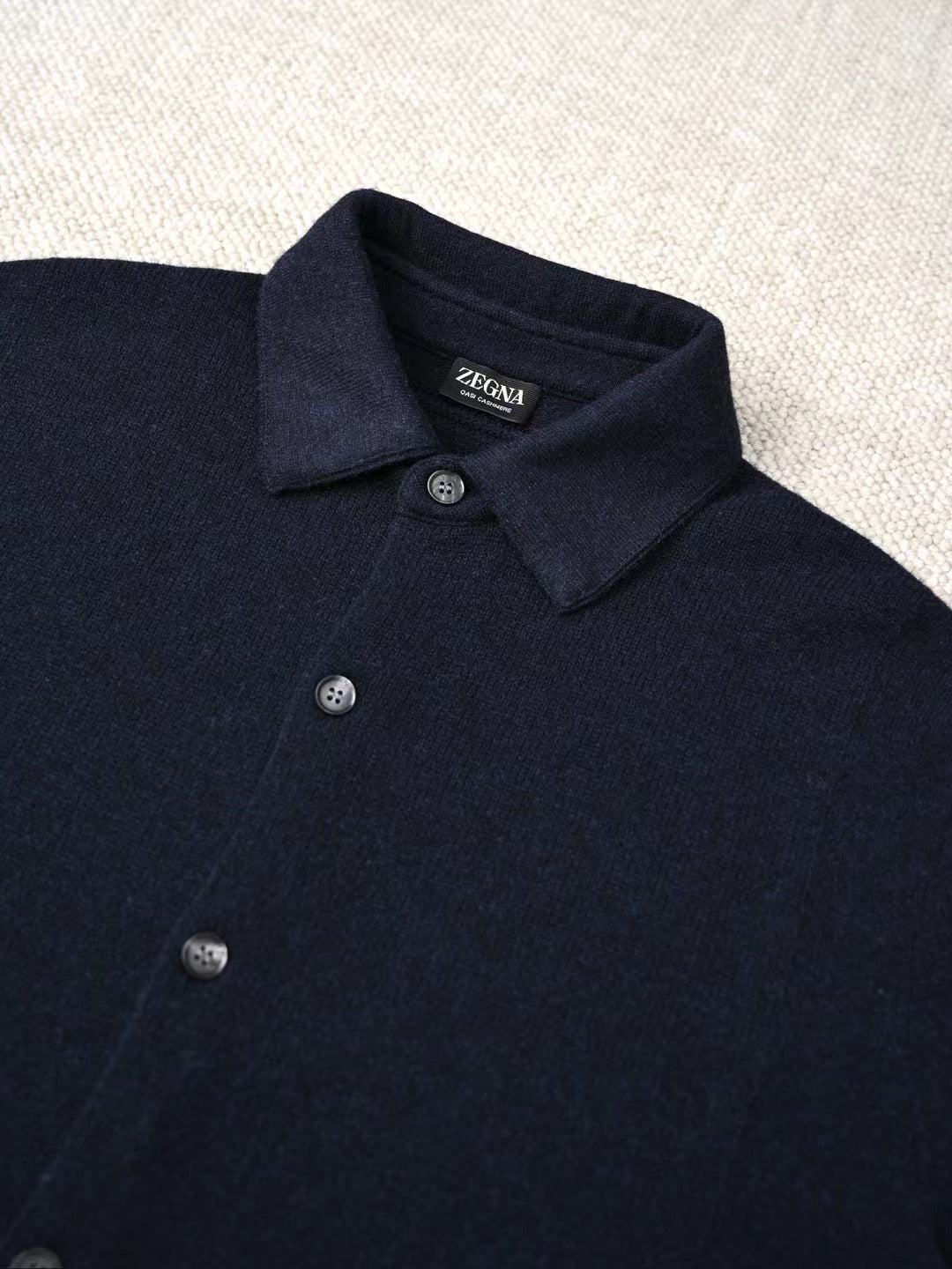 ZEGNA Dunkelblaues Herrenhemd mit Knopfleiste – Klassisches Langarmhemd für Alltag & Freizeit