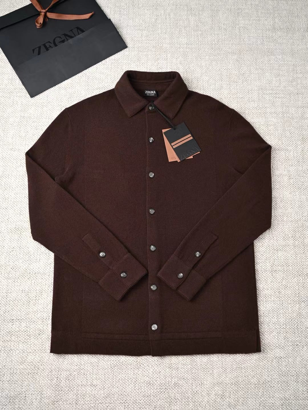 ZEGNA Dunkles Herrenhemd in Braun – Klassisches Langarmhemd mit Knopfleiste