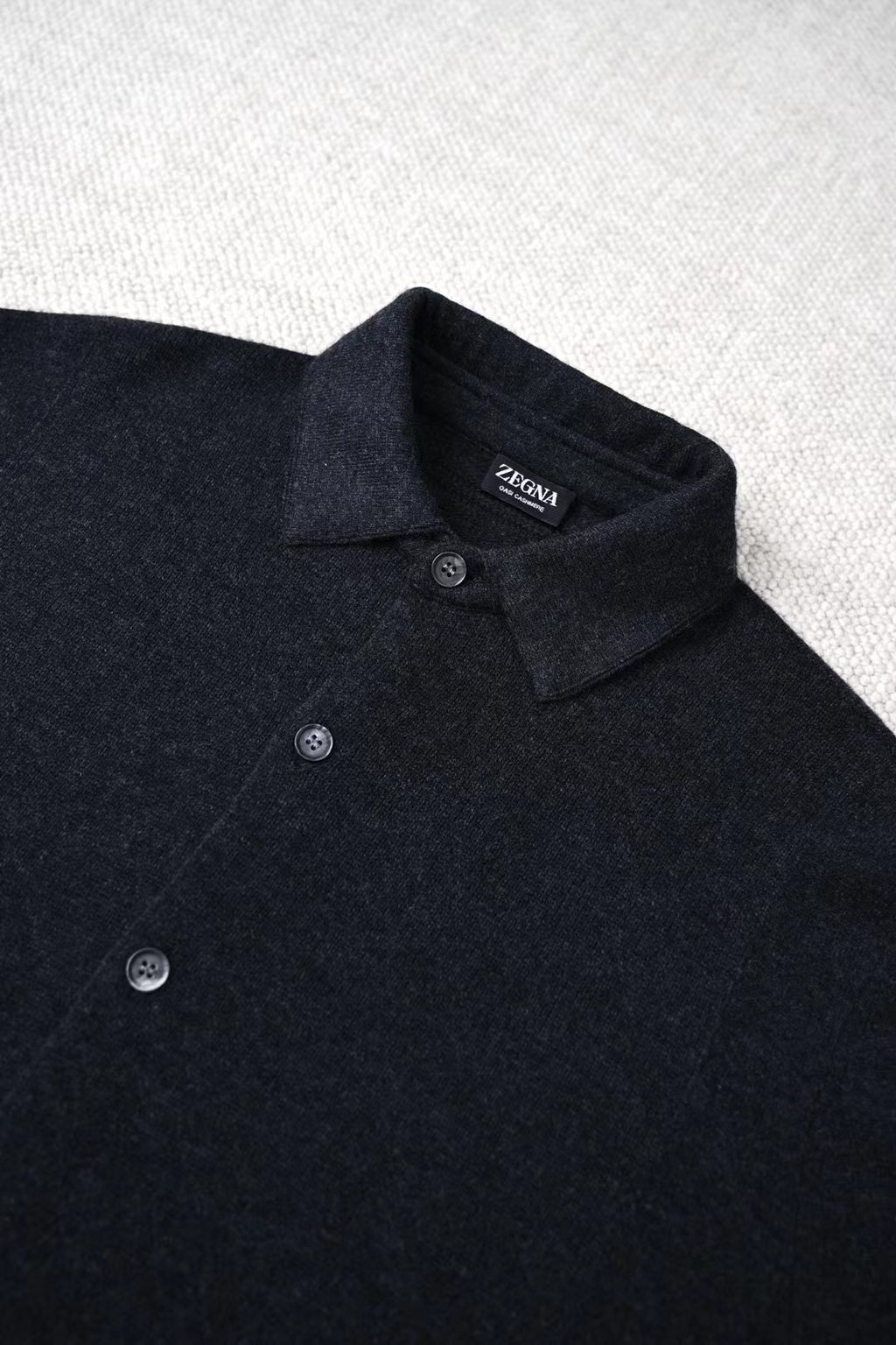 ZEGNA Dunkles Herrenhemd mit Knopfleiste – Klassisches Langarmhemd für Alltag & Freizeit