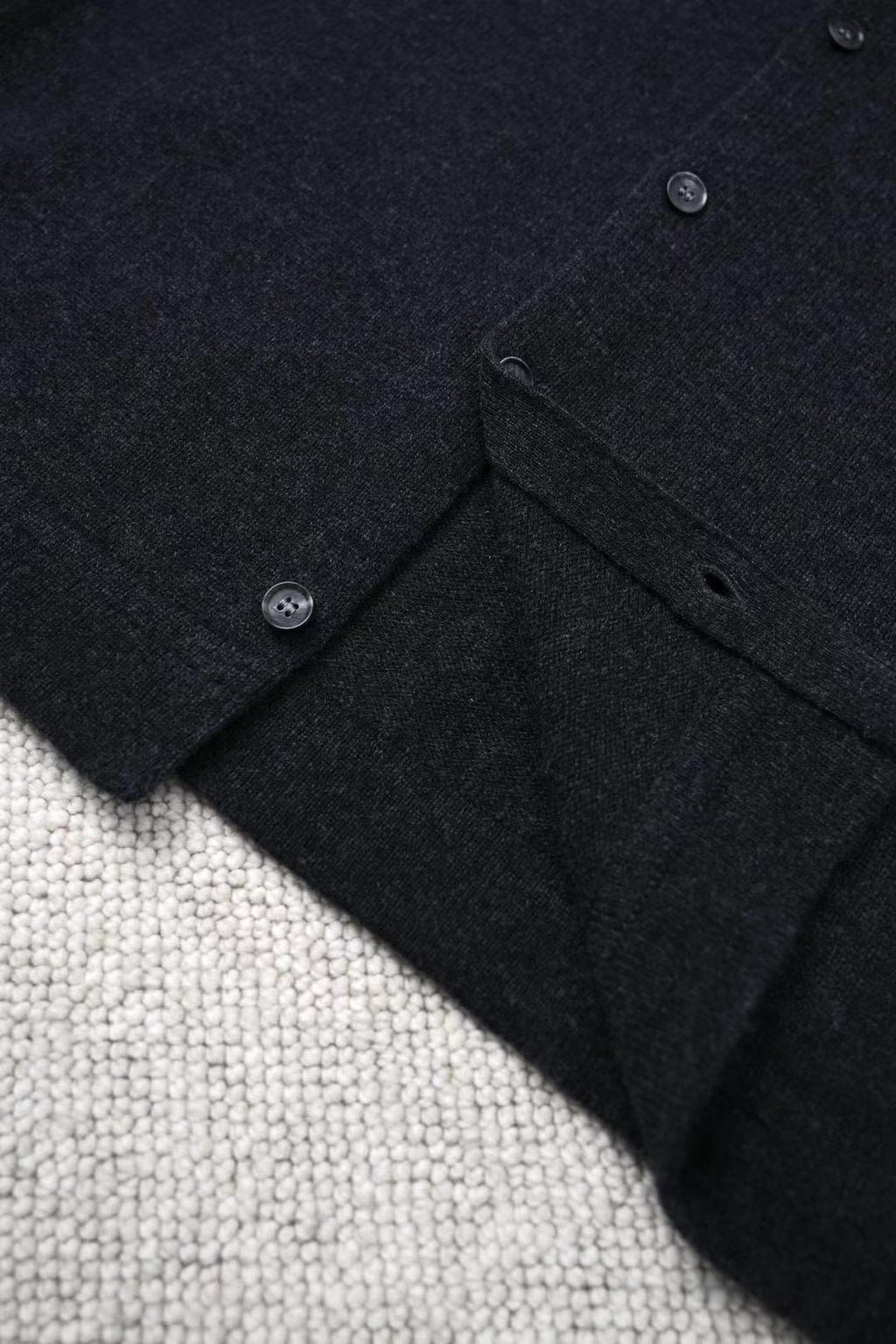 ZEGNA Dunkles Herrenhemd mit Knopfleiste – Klassisches Langarmhemd für Alltag & Freizeit