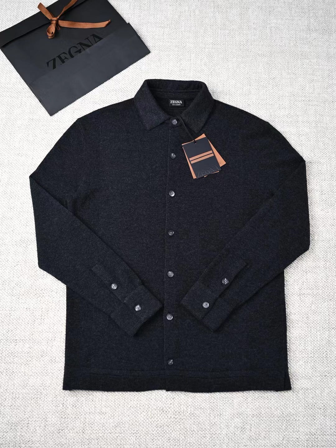 ZEGNA Dunkles Herrenhemd mit Knopfleiste – Klassisches Langarmhemd für Alltag & Freizeit