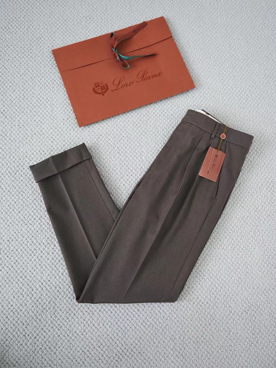 Loro Piana Dunkelbraune Hose aus luxuriösem Stoff – Stilvoll verpackt mit Markenetikett