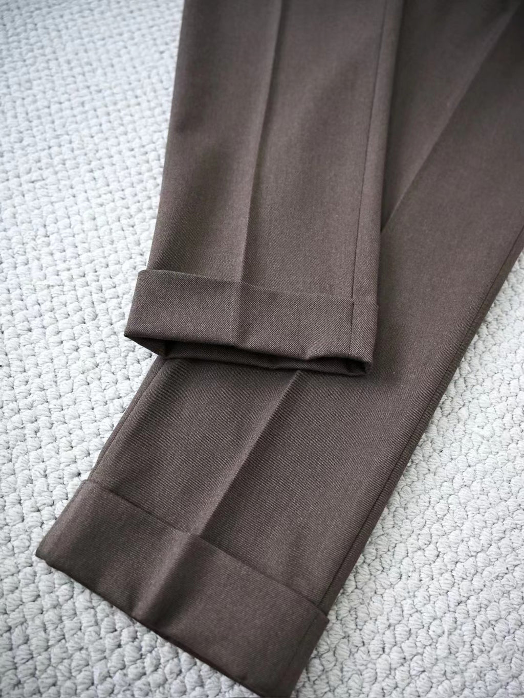 Loro Piana Dunkelbraune Hose aus luxuriösem Stoff – Stilvoll verpackt mit Markenetikett