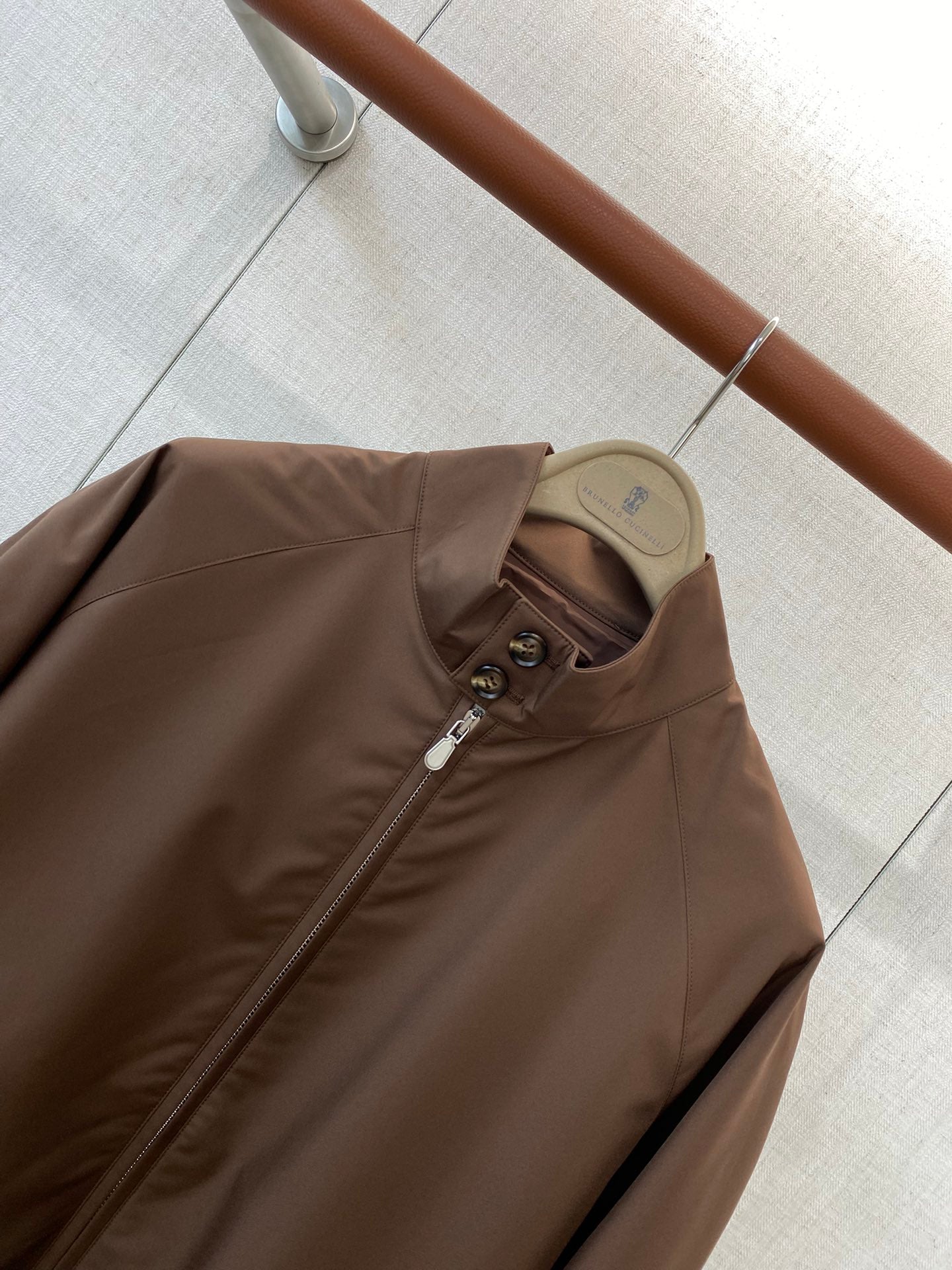 Brunello Cucinelli Herren Blouson aus technischem Gewebe mit Stehkragen – Braun