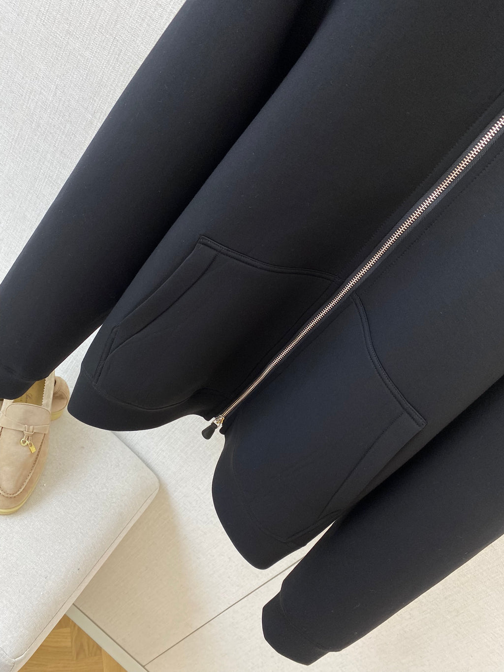 Lora Piana Sweatjacke in Schwarz – Minimalistische Zip-Jacke mit Stehkragen