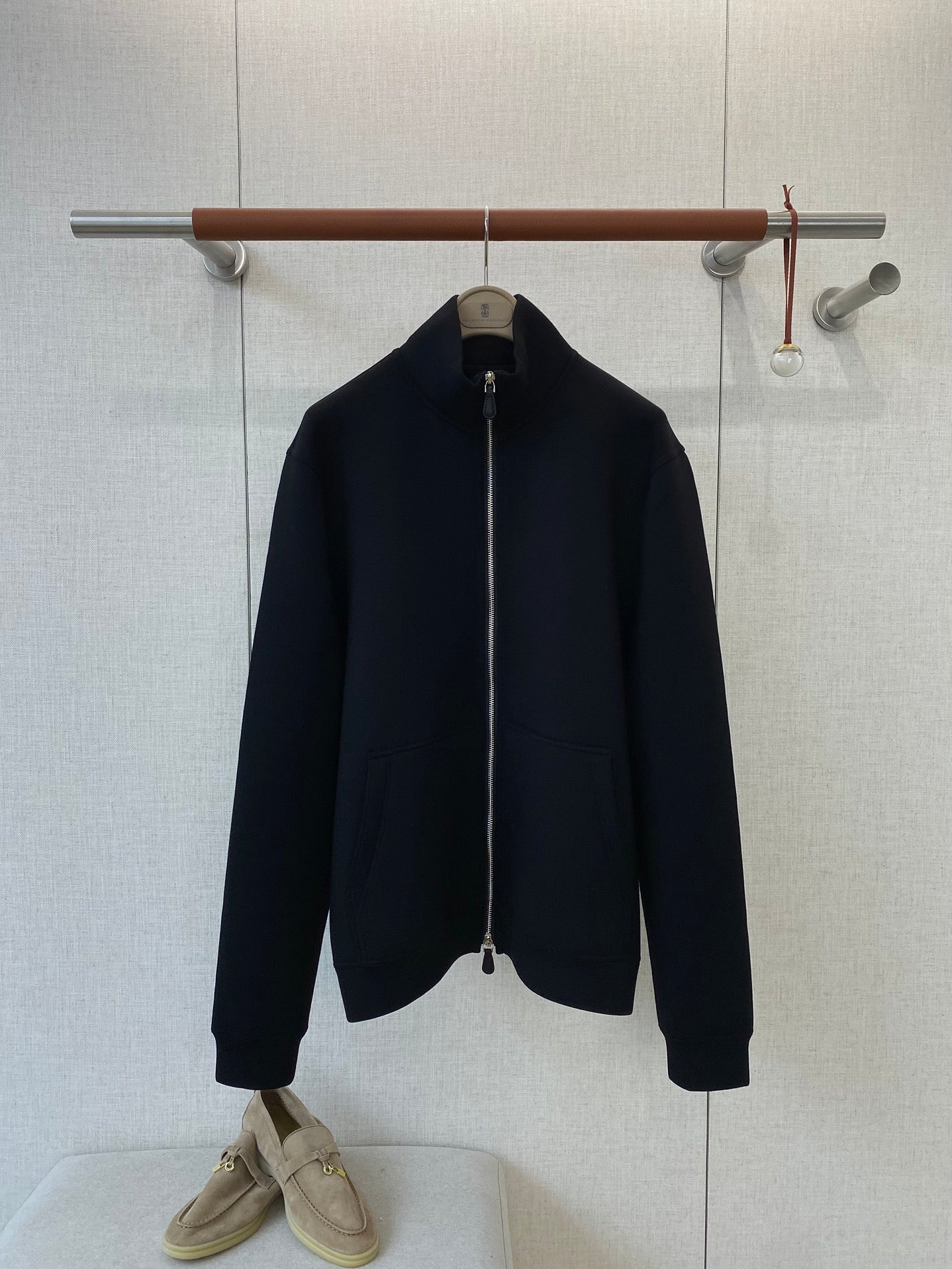 Lora Piana Sweatjacke in Schwarz – Minimalistische Zip-Jacke mit Stehkragen