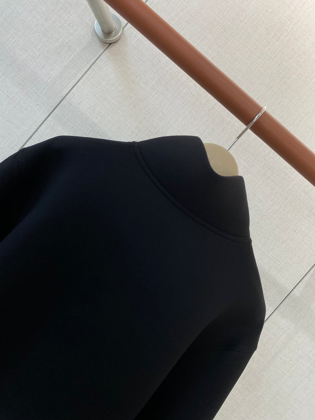 Lora Piana Sweatjacke in Schwarz – Minimalistische Zip-Jacke mit Stehkragen