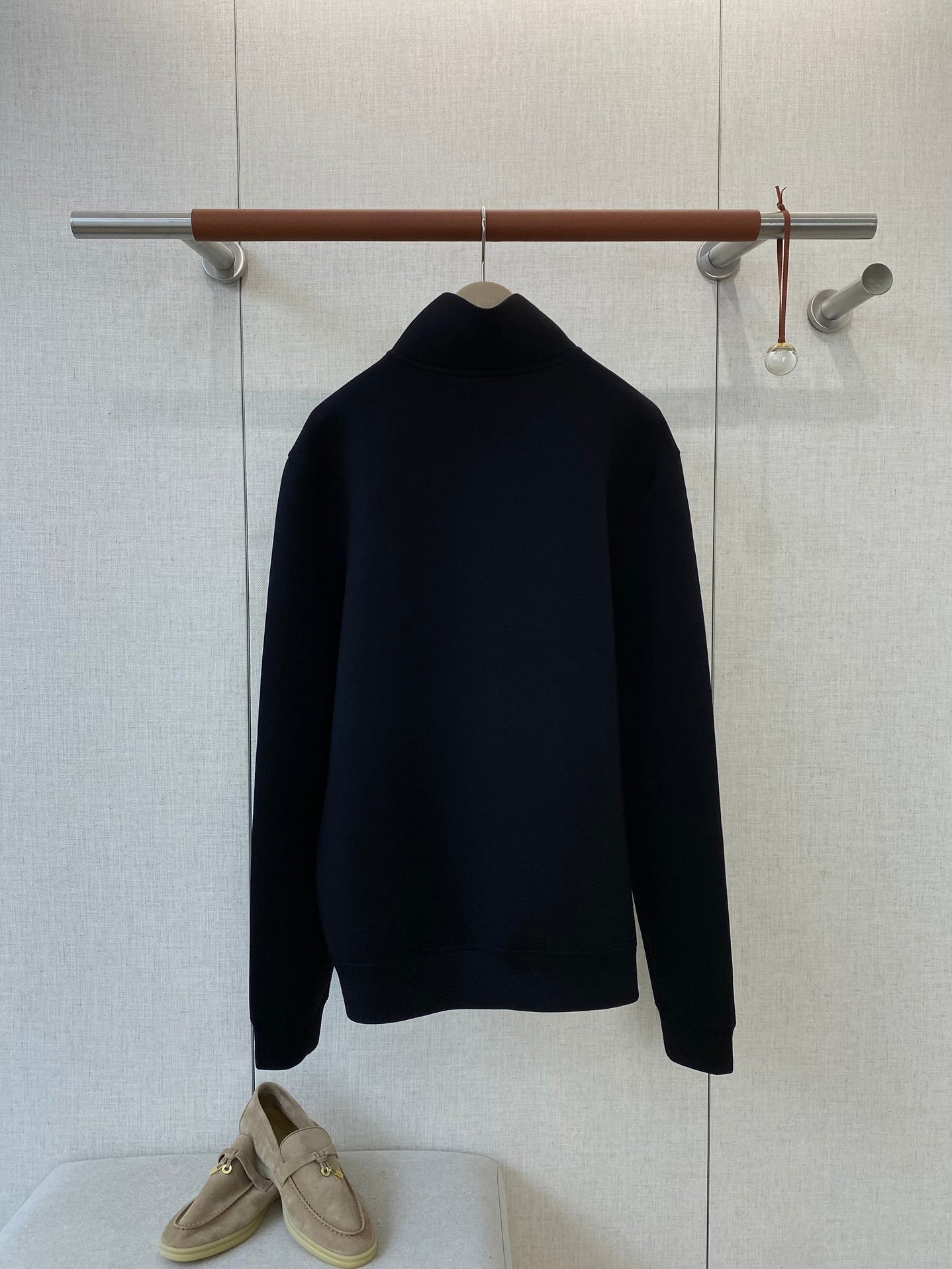 Lora Piana Sweatjacke in Schwarz – Minimalistische Zip-Jacke mit Stehkragen