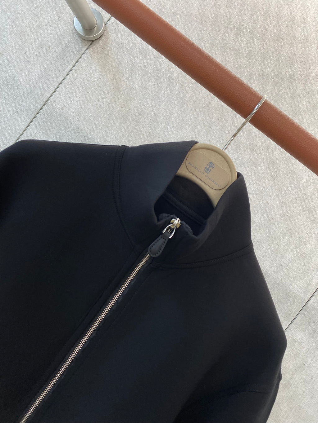 Lora Piana Sweatjacke in Schwarz – Minimalistische Zip-Jacke mit Stehkragen