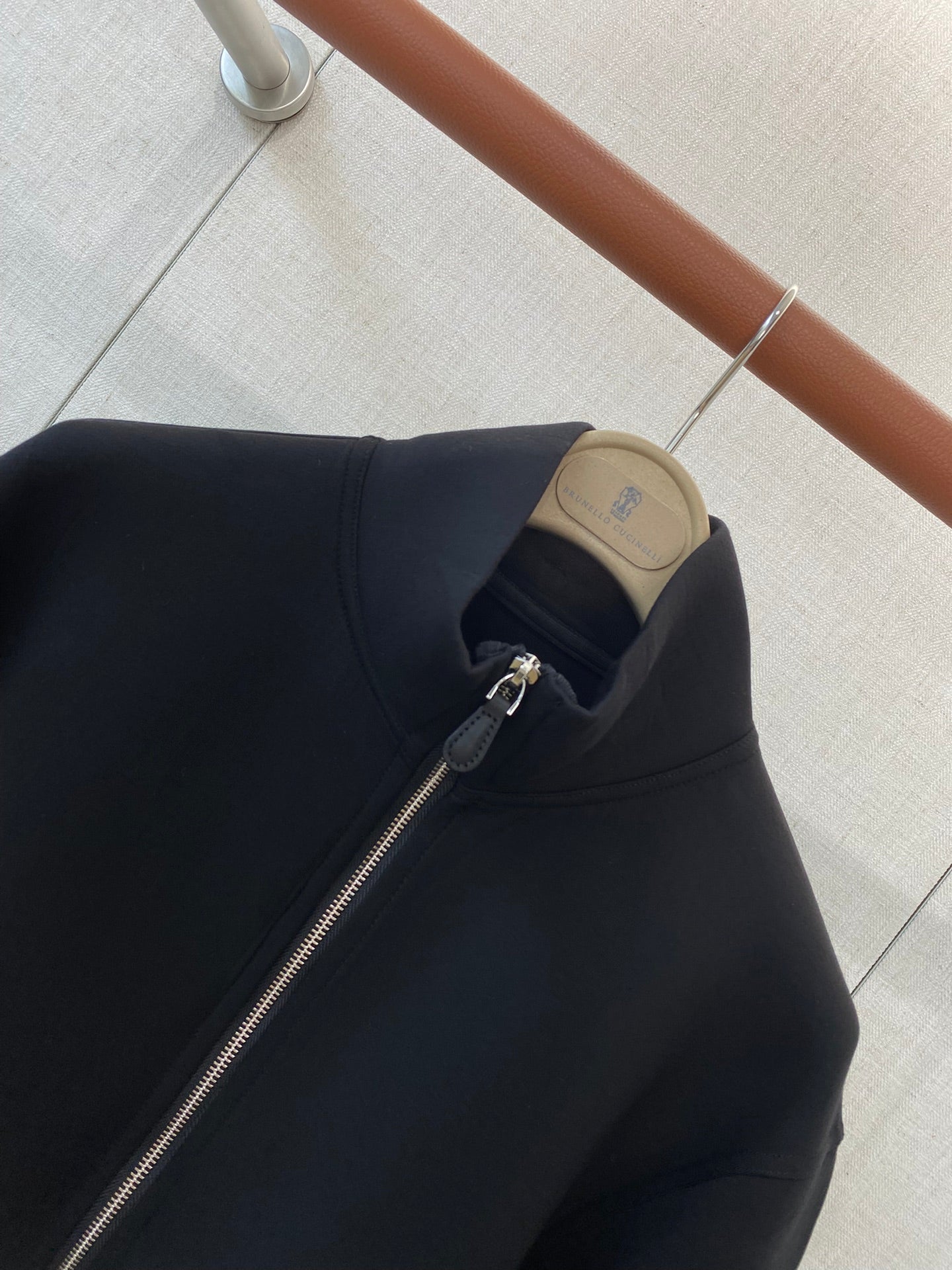 Lora Piana Sweatjacke in Schwarz – Minimalistische Zip-Jacke mit Stehkragen