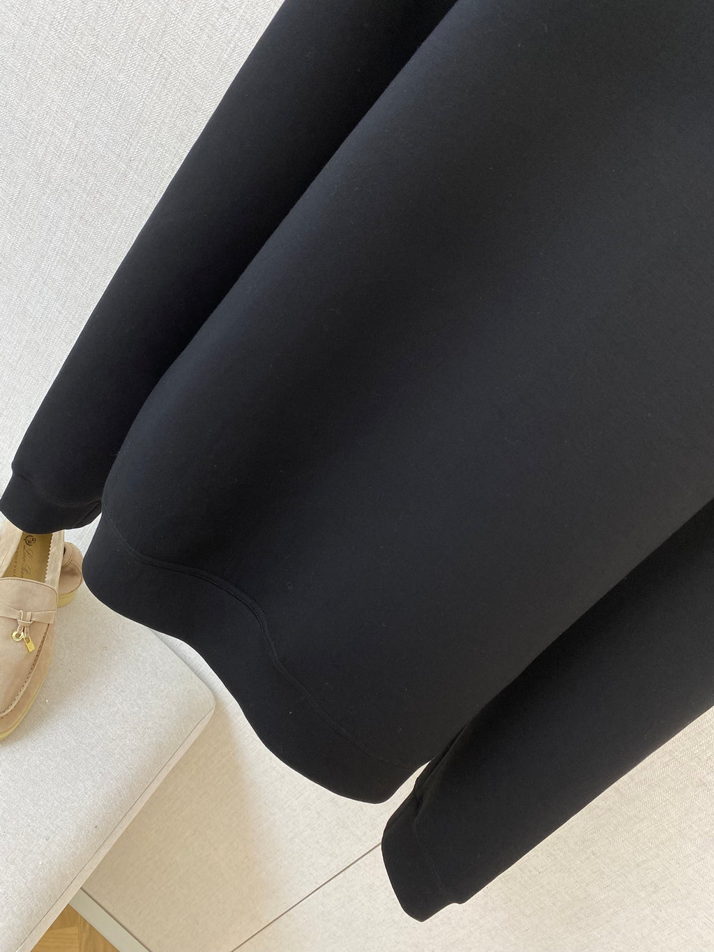 Lora Piana Sweatjacke in Schwarz – Minimalistische Zip-Jacke mit Stehkragen