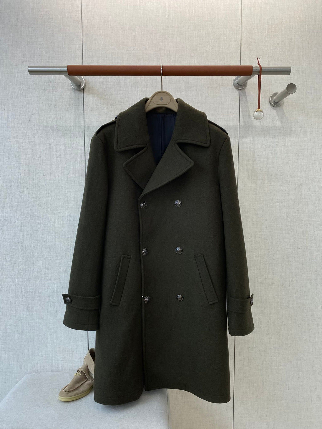Loro Piana Dunkelgruener Herren Mantel mit zweireihiger Knopfleiste und Aermelriegeln
