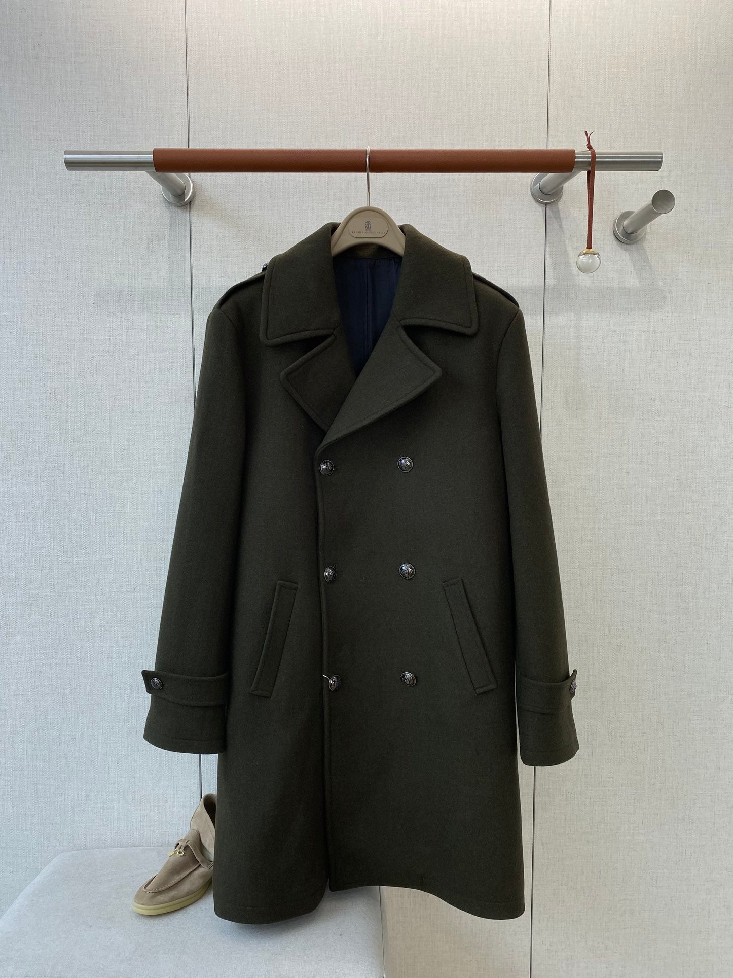 Loro Piana Dunkelgruener Herren Mantel mit zweireihiger Knopfleiste und Aermelriegeln