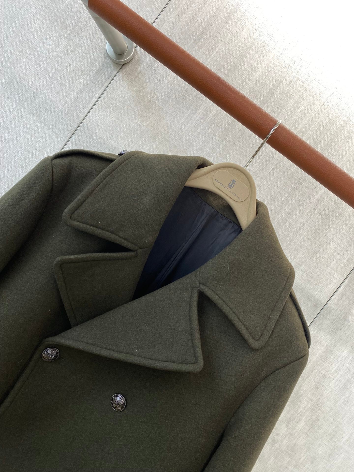 Loro Piana Dunkelgruener Herren Mantel mit zweireihiger Knopfleiste und Aermelriegeln