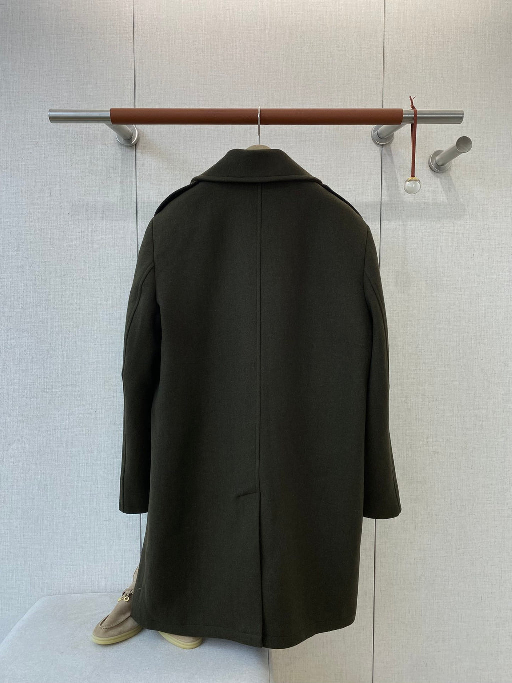 Loro Piana Dunkelgruener Herren Mantel mit zweireihiger Knopfleiste und Aermelriegeln