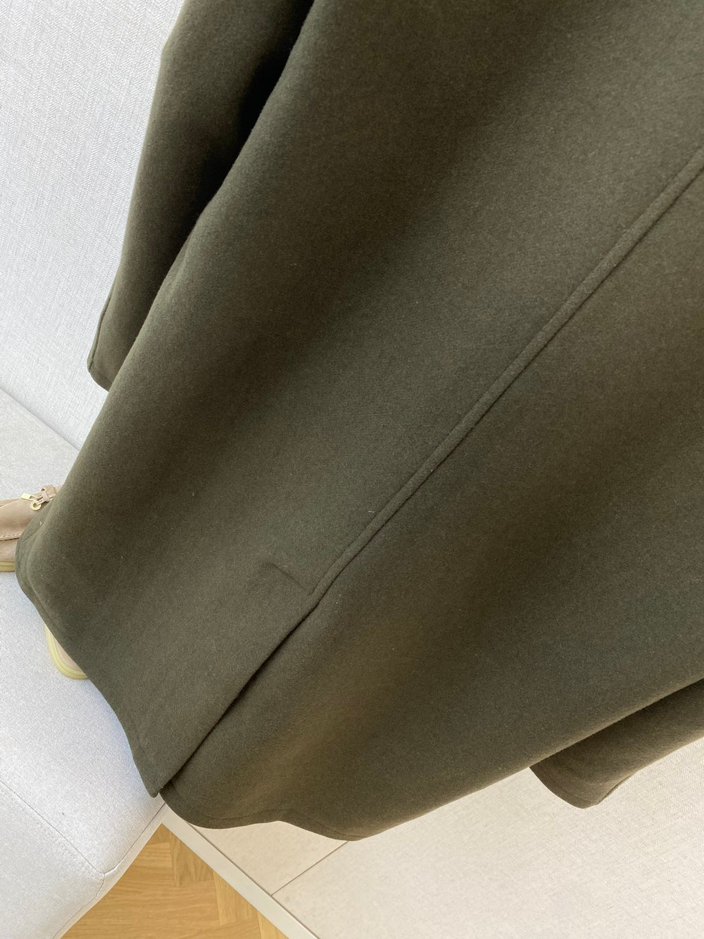 Loro Piana Dunkelgruener Herren Mantel mit zweireihiger Knopfleiste und Aermelriegeln