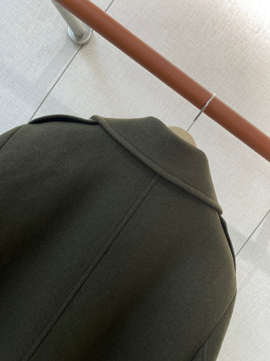 Loro Piana Dunkelgruener Herren Mantel mit zweireihiger Knopfleiste und Aermelriegeln