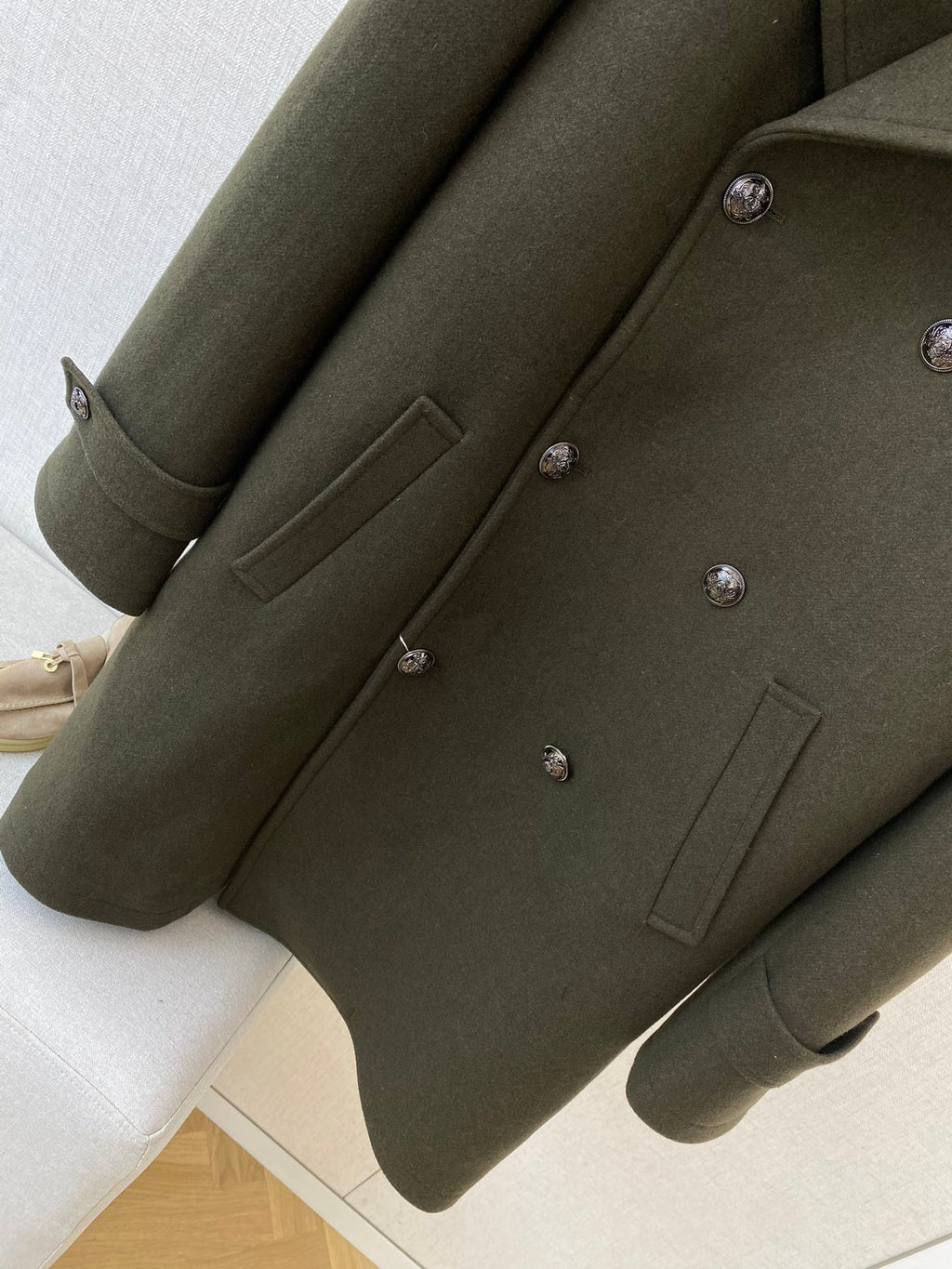 Loro Piana Dunkelgruener Herren Mantel mit zweireihiger Knopfleiste und Aermelriegeln