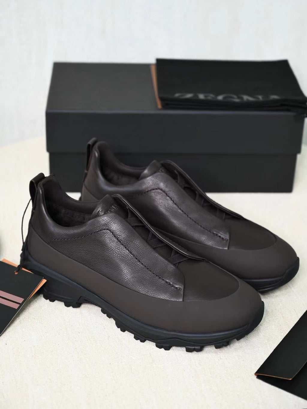 ZEGNA Hybrid-Sneaker in Dunkelbraun – Glattleder-Optik & robuste Trail-Sohle