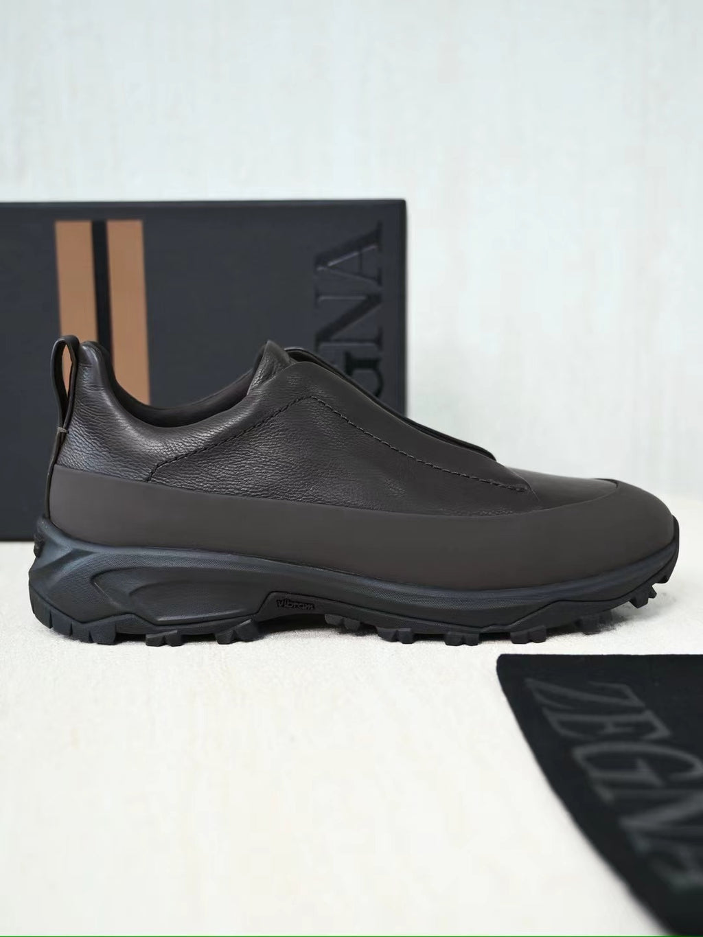 ZEGNA Hybrid-Sneaker in Dunkelbraun – Glattleder-Optik & robuste Trail-Sohle