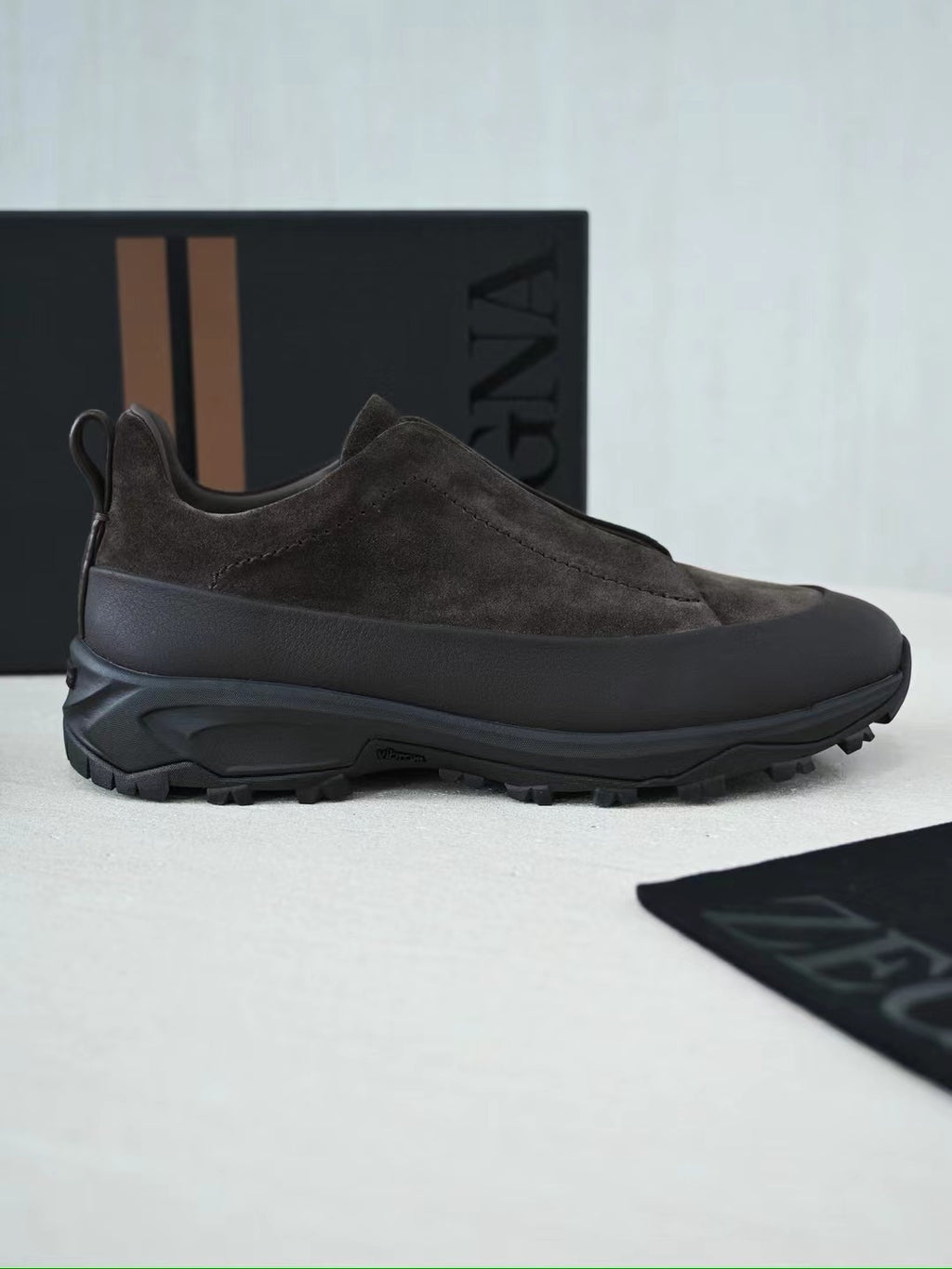 ZEGNA Hybrid-Sneaker in Dunkelbraun – Veloursleder-Optik & robuste Trail-Sohle