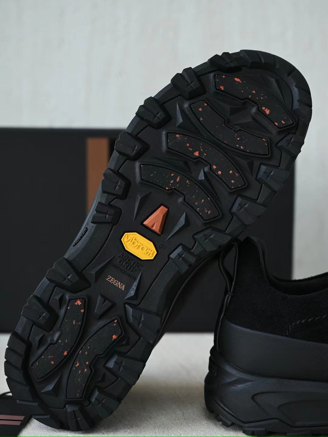 ZEGNA Hybrid-Sneaker in Schwarz – Veloursleder-Optik & robuste Outdoor-Sohle
